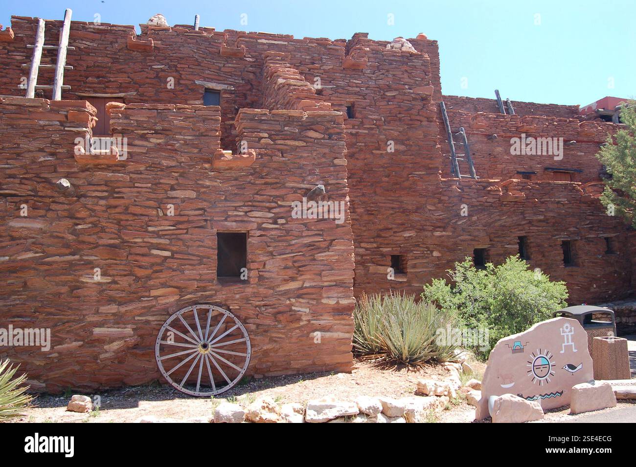 Le mur orange de pierre empilée de Hopi House sur le plateau sud du ...