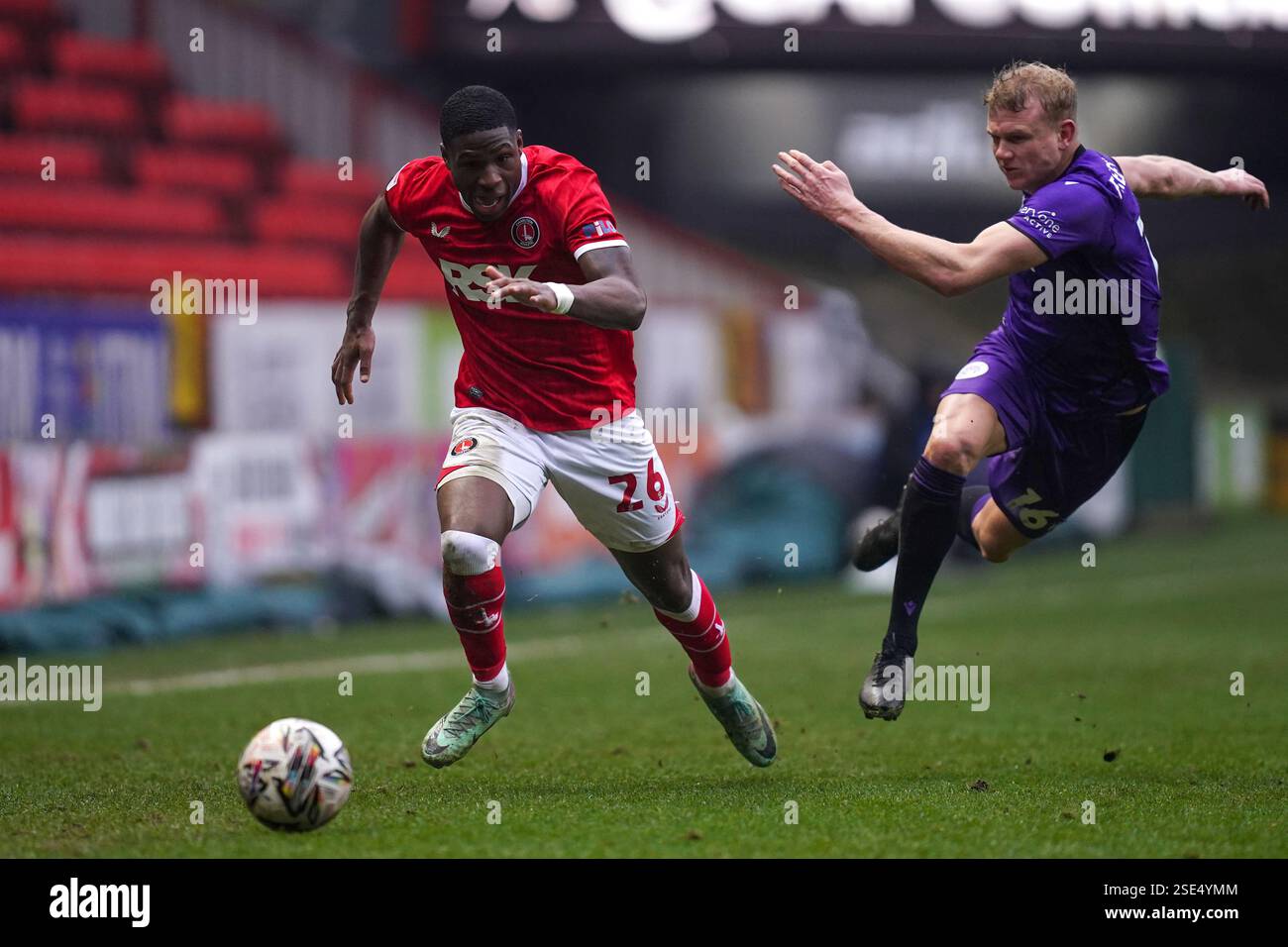 Thierry Small de Charlton (à gauche) avec Lewis Freestone de Stevenage lors du match de Sky Bet League One à The Valley, Londres. Date de la photo : samedi 8 février 2025. Banque D'Images