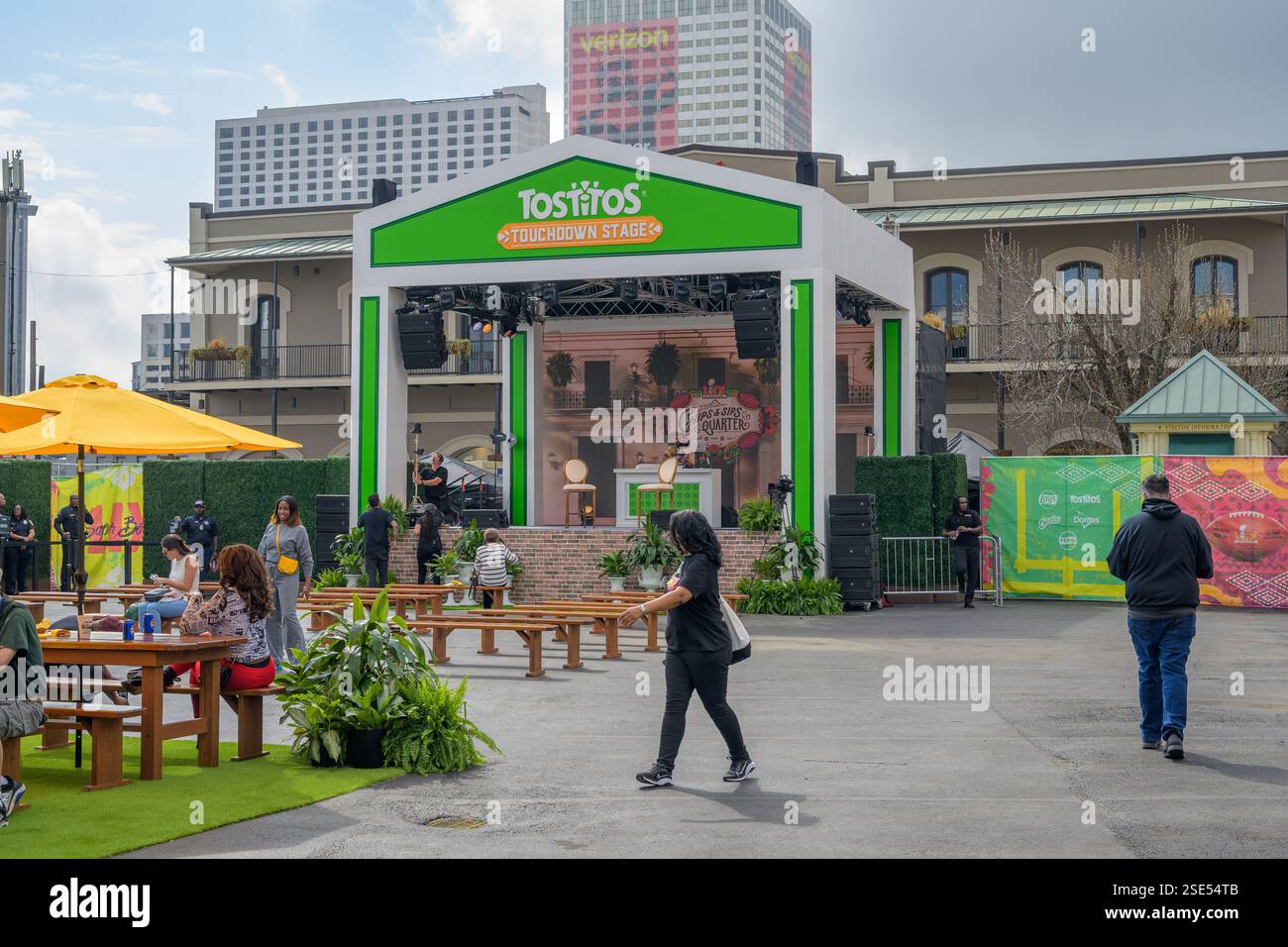 La Nouvelle-Orléans, LOUISIANE, États-Unis - 7 février 2025 : Tostitos Touchdown Stage au Chips and Sips Quarter Snack and Activity Area mis en place dans un parking du quartier français pendant le Super Bowl LIX. Banque D'Images La Nouvelle-Orléans, LOUISIANE, États-Unis - 7 février 2025 : Tostitos Touchdown Stage au Chips and Sips Quarter Snack and Activity Area mis en place dans un parking du quartier français pendant le Super Bowl LIX. Banque D'Images