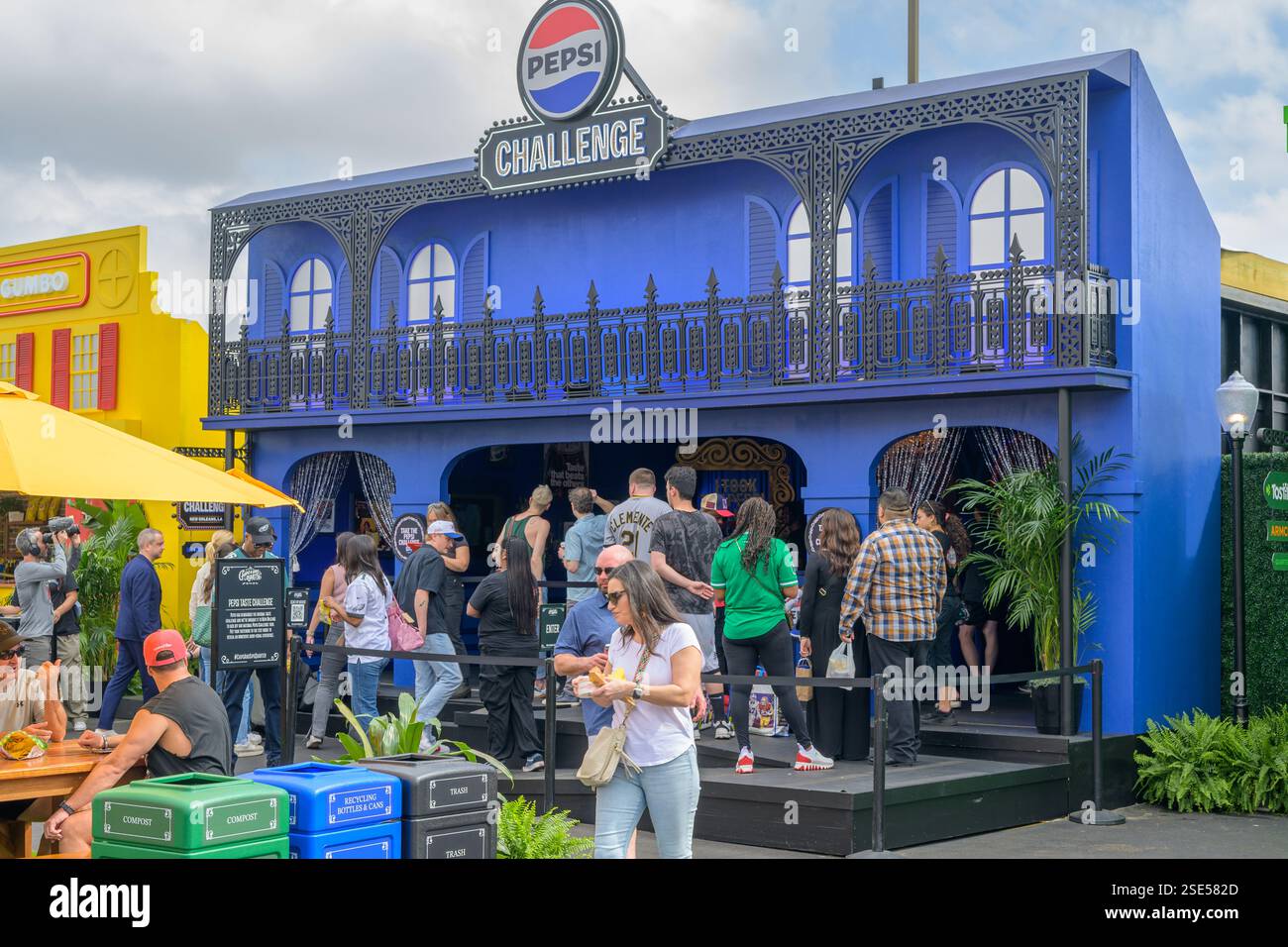 Nouvelle-Orléans, LOUISIANE, États-Unis - 7 février 2025 : stand Pepsi Challenge au Chips and Sips Quarter Snack and Activity Area installé dans un parking du quartier français pendant le Super Bowl LIX. Banque D'Images Nouvelle-Orléans, LOUISIANE, États-Unis - 7 février 2025 : stand Pepsi Challenge au Chips and Sips Quarter Snack and Activity Area installé dans un parking du quartier français pendant le Super Bowl LIX. Banque D'Images