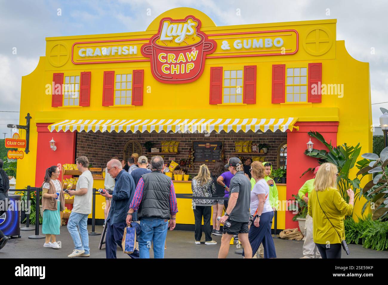 Nouvelle-Orléans, LOUISIANE, États-Unis - 7 février 2025 : le stand Lay's Craw Chip dans la zone Chips and Sips Quarter Snack a été installé dans un parking du quartier français pendant le Super Bowl LIX. Banque D'Images Nouvelle-Orléans, LOUISIANE, États-Unis - 7 février 2025 : le stand Lay's Craw Chip dans la zone Chips and Sips Quarter Snack a été installé dans un parking du quartier français pendant le Super Bowl LIX. Banque D'Images