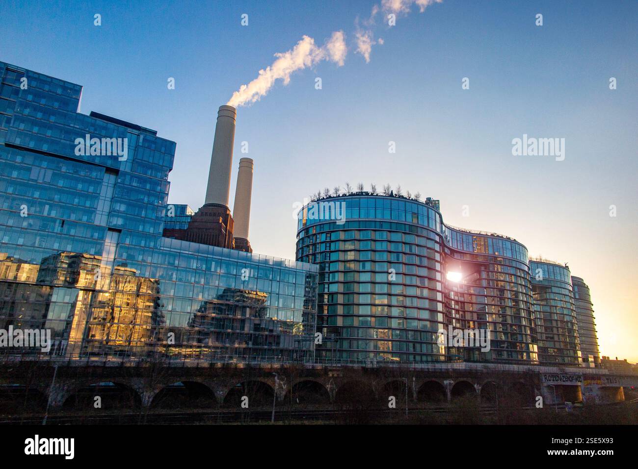 Réflexions dans les appartements de luxe de Battersea Power Station à Londres, Angleterre Banque D'Images