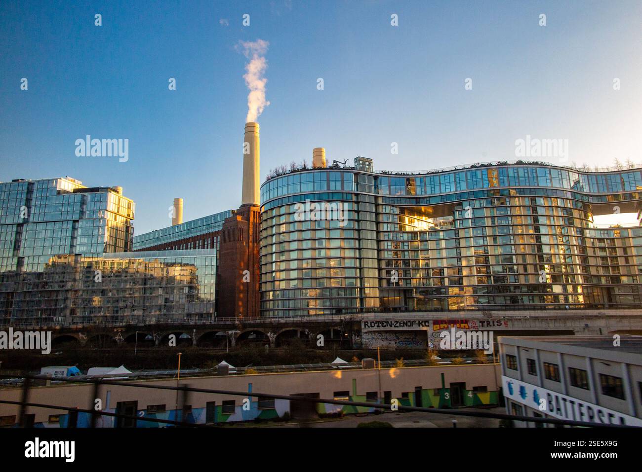 Réflexions dans les appartements de luxe de Battersea Power Station à Londres, Angleterre Banque D'Images