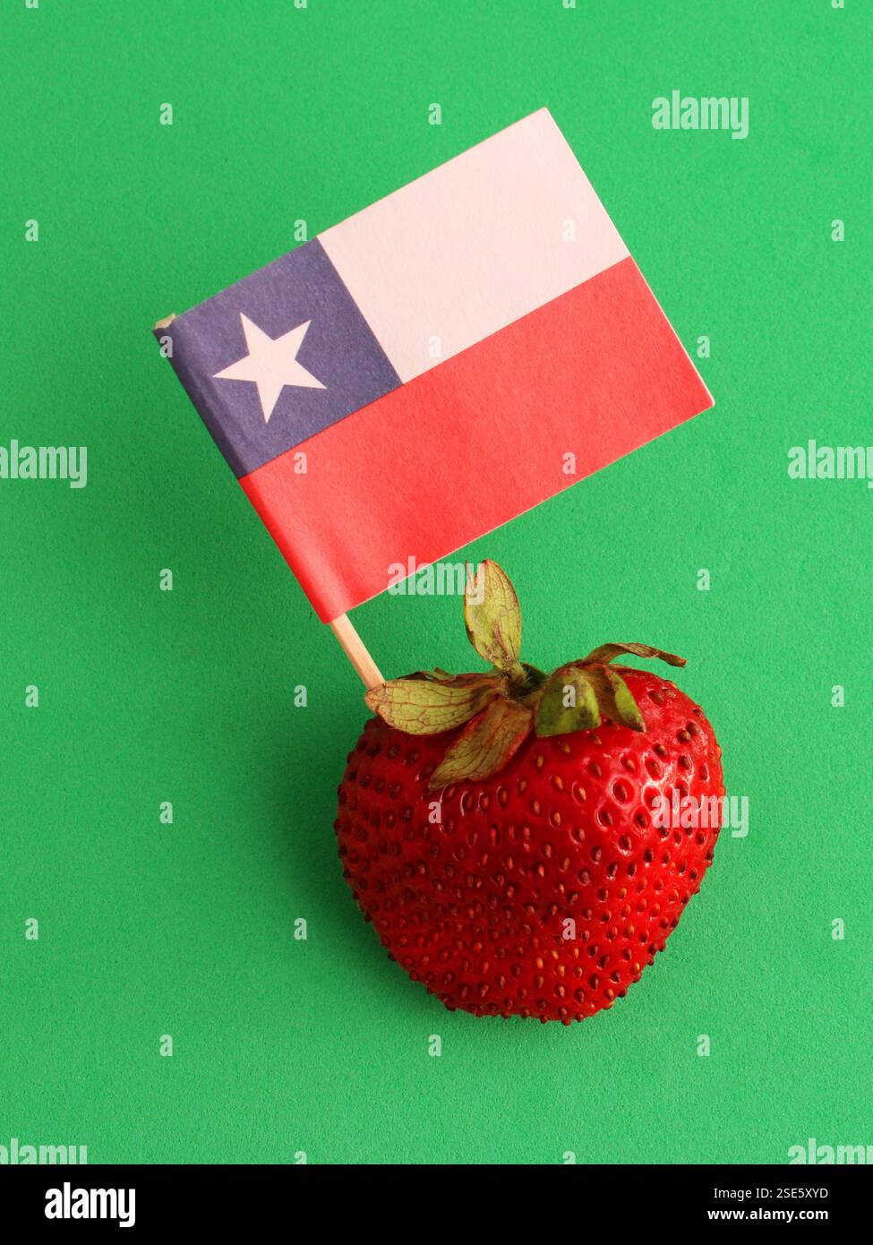 Fraise rouge et mûre avec drapeau chilien - format vertical Banque D'Images