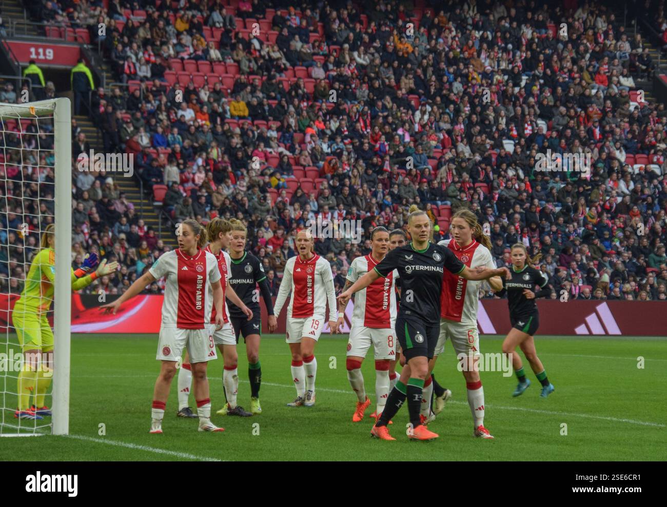 Amsterdam, pays-Bas. 08th Feb, 2025. Johan Cruijff Arena, 8 février 2025 Corner pendant le match Azerion Vrouwen Eredivisie entre Ajax et Feyenoord à l'Amsterdam Johan Cruijff Arena, pays-Bas. (Arne van der Ben/SPP) crédit : SPP Sport Press photo. /Alamy Live News Banque D'Images