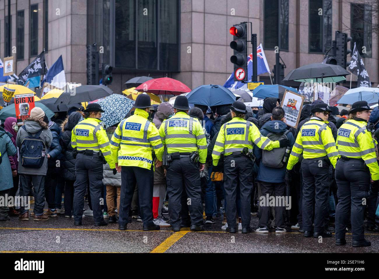 Londres, Royaume-Uni. 8 février 2025. La police gère les manifestants avec des pancartes devant la Royal Mint court, près de la Tour de Londres, s’opposant à la proposition de nouvelle « super-ambassade » de la Chine, qui serait la plus grande ambassade d’Europe. Une enquête locale débutera la semaine prochaine et la décision finale reviendra à Angela Rayner, vice-première ministre et secrétaire au logement. Les résidents locaux et les groupes de campagne représentant les Ouïghours, les Tibétains, les Hongkongais et les dissidents chinois s'opposent à la proposition. Credit : Stephen Chung / Alamy Live News Banque D'Images