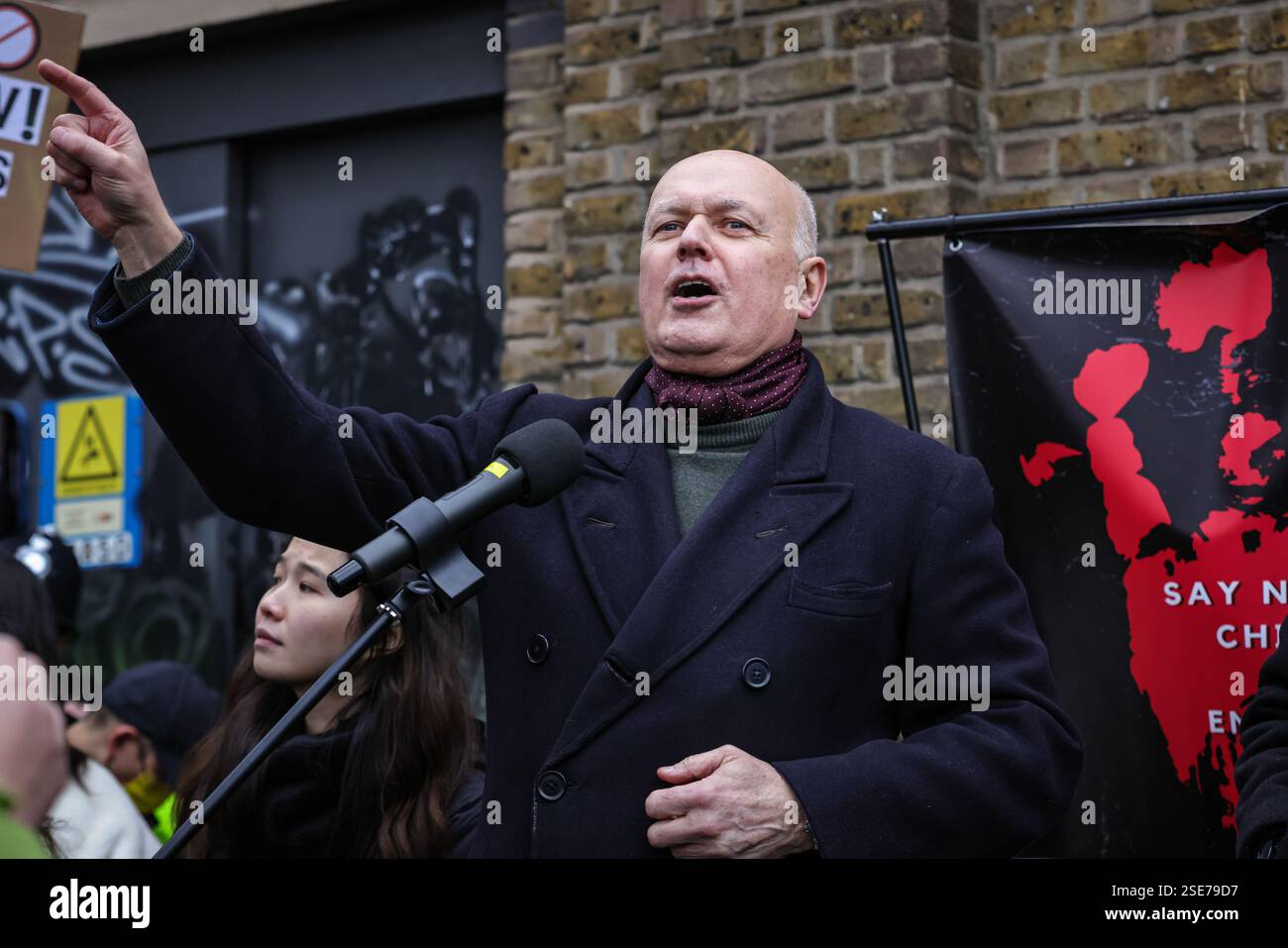 Londres, Royaume-Uni. 08th Feb, 2025. Sir Iain Duncan Smith, Parti conservateur, prend la parole. Les manifestants se rassemblent pour protester contre la proposition de nouvelle « super ambassade » de la Chine à Royal Mint court près de la Tour de Londres avant une prochaine venue du gouvernement. La manifestation attire plusieurs haut-parleurs de haut calibre. Parmi les manifestants figurent des résidents locaux, ainsi que des représentants des Ouïghours, des Tibétains, des Hongkongais et des dissidents chinois. Crédit : Imageplotter/Alamy Live News Banque D'Images