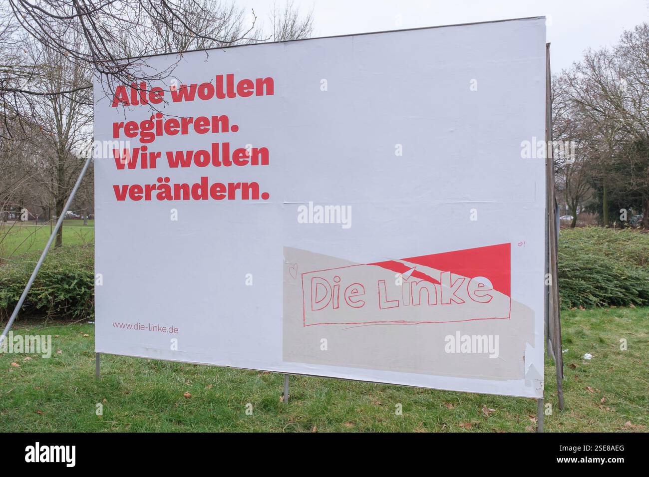 Affiche électorale à Cologne pour l'élection du 21e Bundestag allemand le 23 février 2025. Affiche de campagne électorale endommagée du parti Die Linke, Banque D'Images