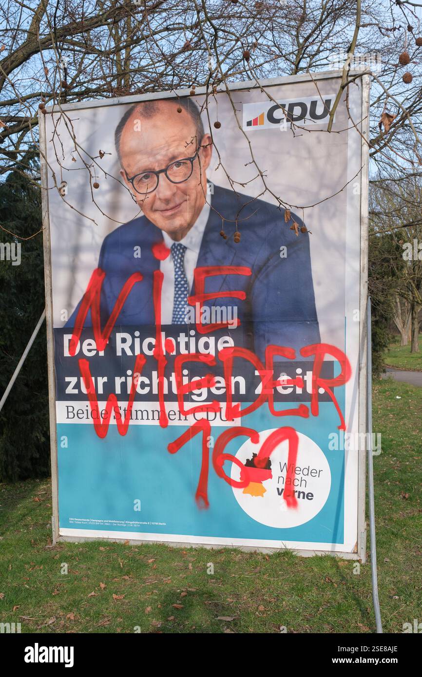 Affiches électorales à Cologne pour l'élection du 21e Bundestag allemand le 23 février 2025. CDU avec Friedrich Merz slogan Never Again 161. Banque D'Images