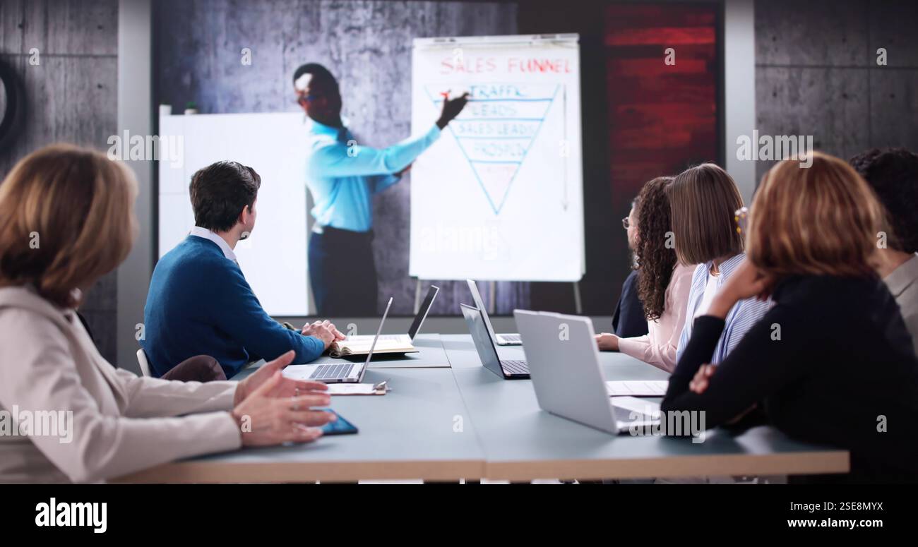 Formation interactive en ligne : groupe diversifié d'étudiants se réunissant virtuellement Banque D'Images