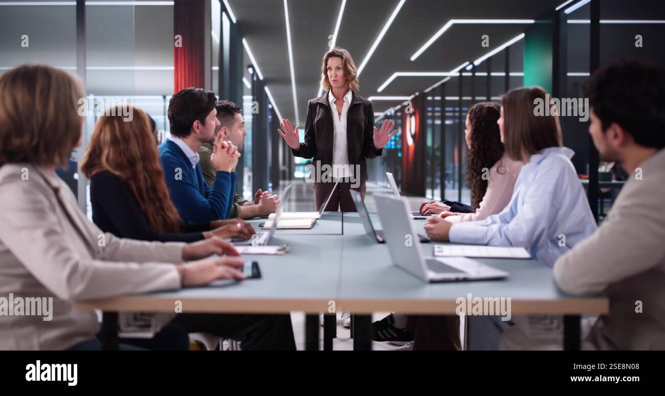 Le directeur de l'entreprise donne une présentation de formation commerciale à l'équipe multiculturelle au bureau Banque D'Images