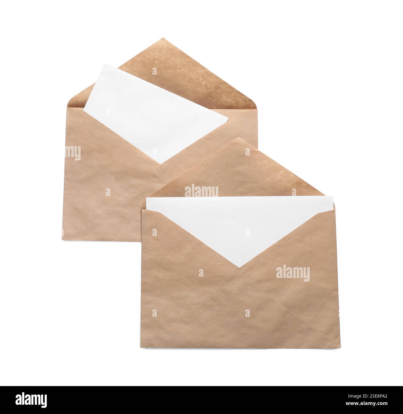 Enveloppes isolées avec des cartes sur blanc, vue de dessus. Maquette pour le design Banque D'Images