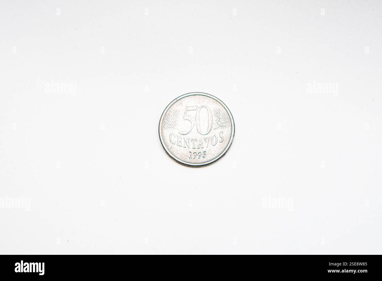pièce réelle de 50 cents sur fond blanc à rio de janeiro, brésil. Banque D'Images