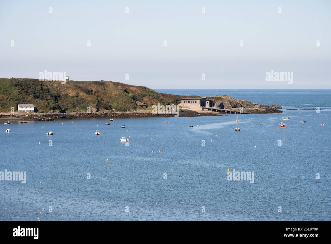 Les bateaux sont amarrés dans la baie au large de Porthdinllaen Lifeboat Station Banque D'Images