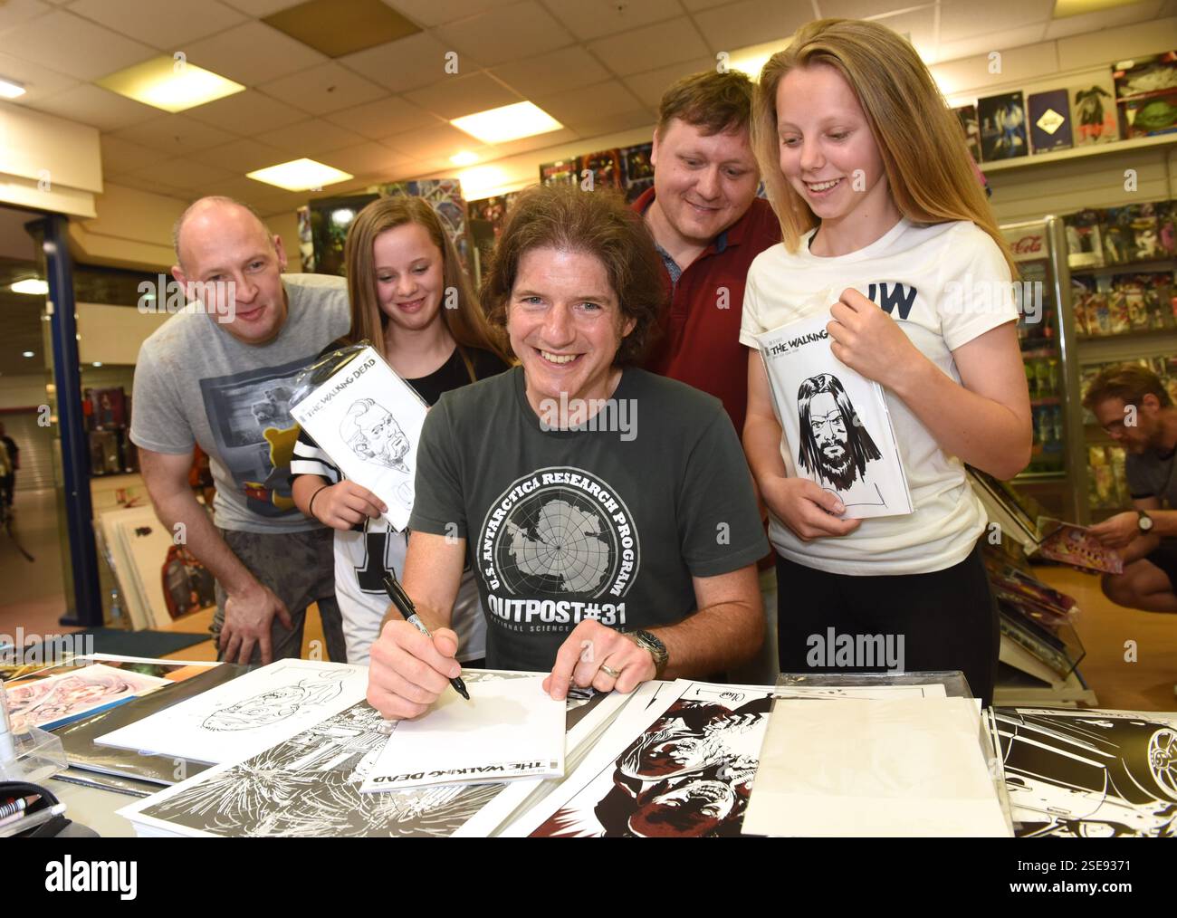 Charlie Adlard, artiste britannique de bande dessinée, connu pour son travail sur des livres tels que The Walking Dead et Savage. Avec des fans à Infinity & Beyond, Shrewsbury, Shropshire Banque D'Images