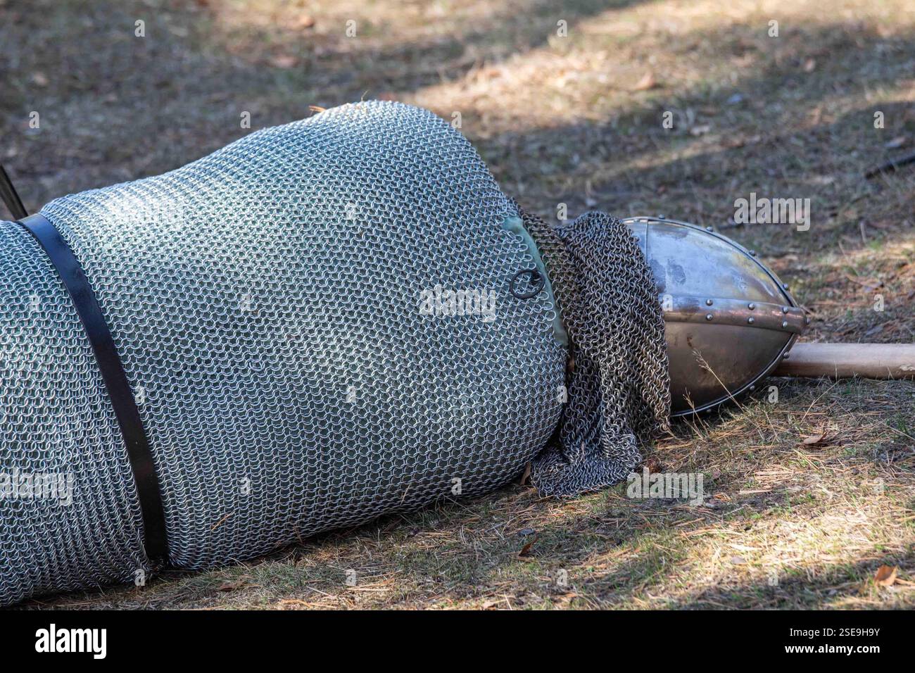 Reconstitueur avec une armure de bascinet et une armure de courrier à chaîne sur le sol au salon de combat du marché de l'âge du fer de Pukkisaari dans le district de Vähä-Meilahti à Helsinki, en Finlande Banque D'Images