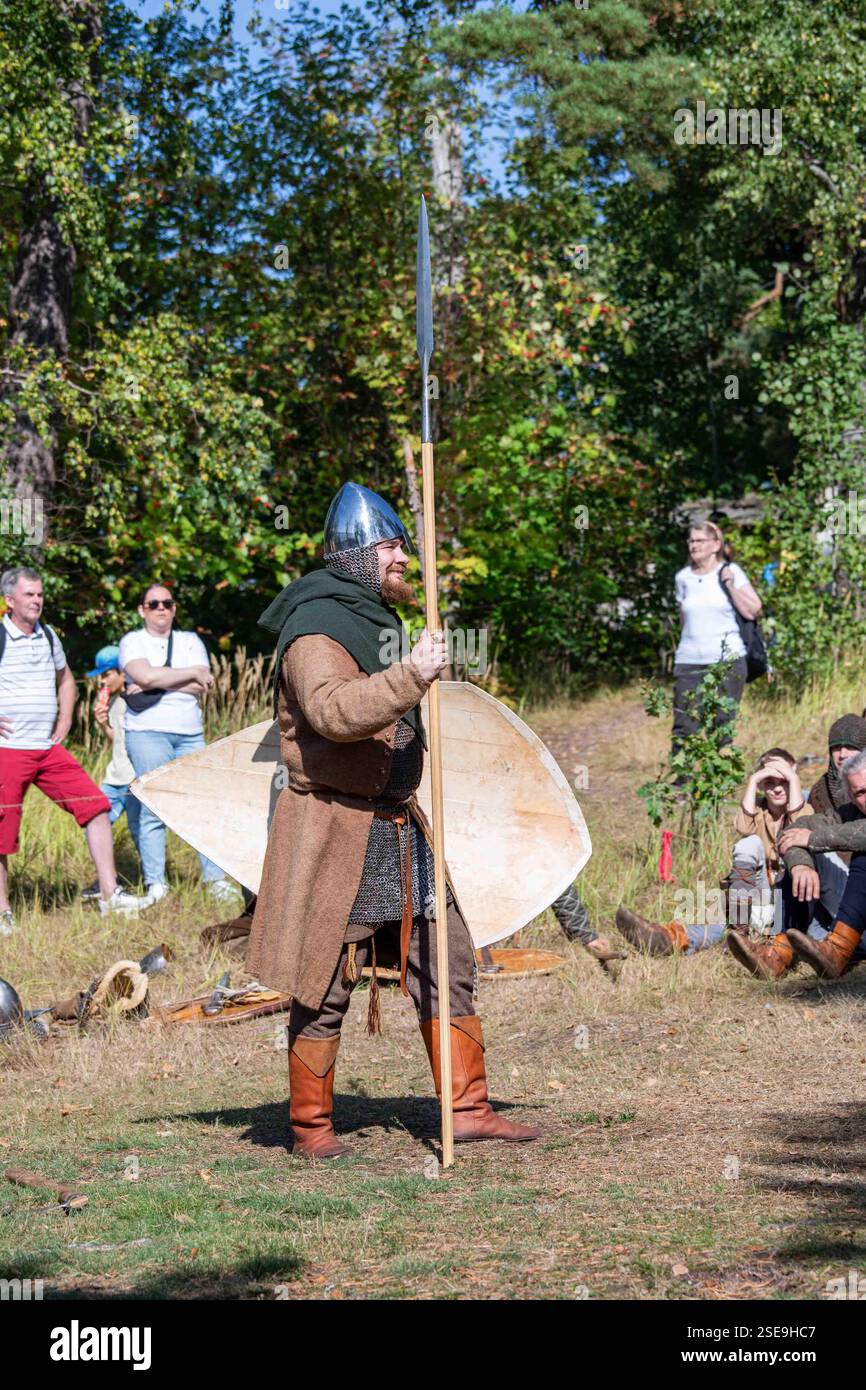 Reconstituez-vous avec une tête de lance en fer, un casque nasal et un bouclier en forme d'amande au spectacle de reconstitution du marché de l'âge du fer de Pukkisaari à Helsinki, en Finlande Banque D'Images Reconstituez-vous avec une tête de lance en fer, un casque nasal et un bouclier en forme d'amande au spectacle de reconstitution du marché de l'âge du fer de Pukkisaari à Helsinki, en Finlande Banque D'Images
