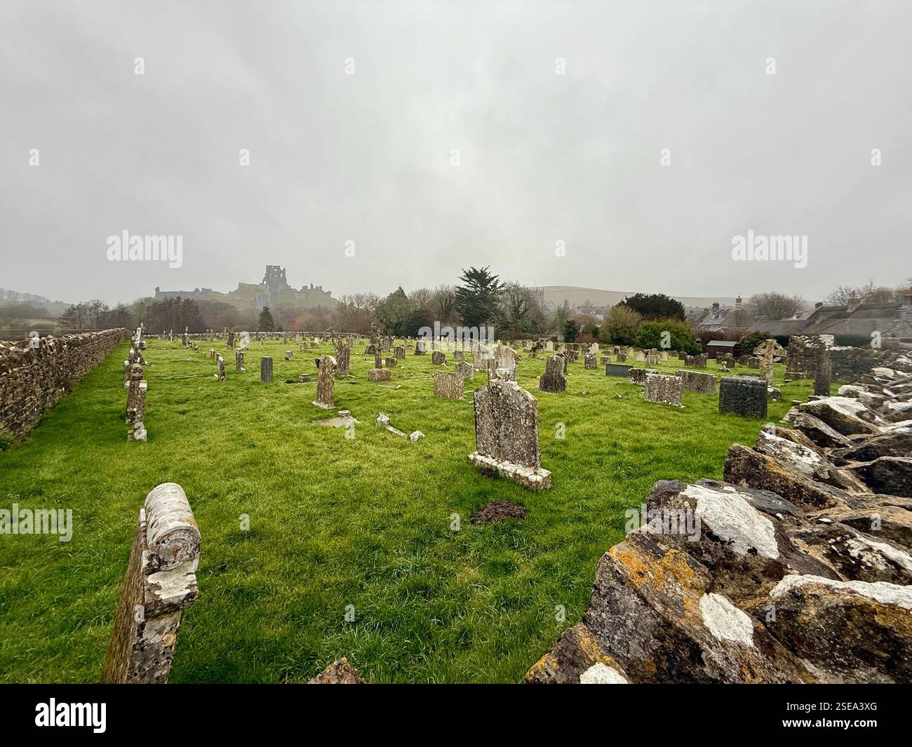 Vue sur le cimetière, le château de Corfe, Dorset - Image de stock capturée avec un smartphone