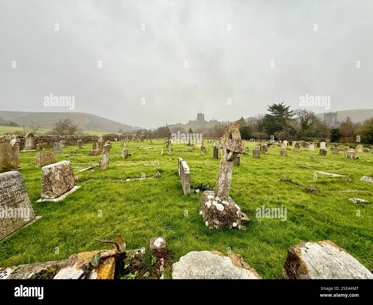 Vue sur le cimetière avec le château de Corfe Dorset en vue - Image de stock capturée avec un smartphone