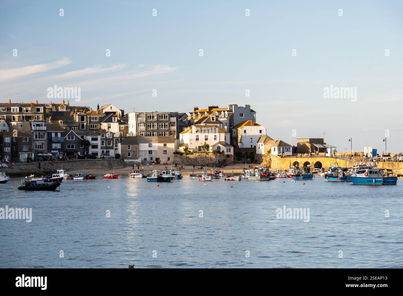 Les bateaux sont amarrés dans le port de St Ives sur la côte de Cornouailles, en Angleterre. Banque D'Images