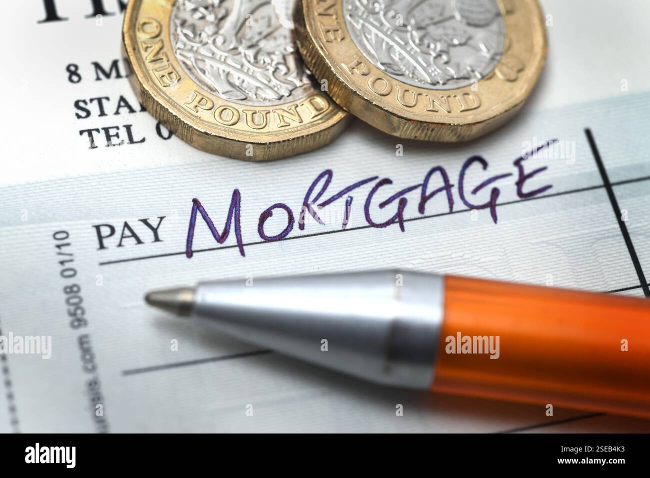 CHÉQUIER ÉCRIT AVEC PAIEMENT HYPOTHÉCAIRE COMPTANT ET PEN RE HYPOTHÈQUES MAISON D'ACHAT TAUX D'INTÉRÊT ETC UK Banque D'Images