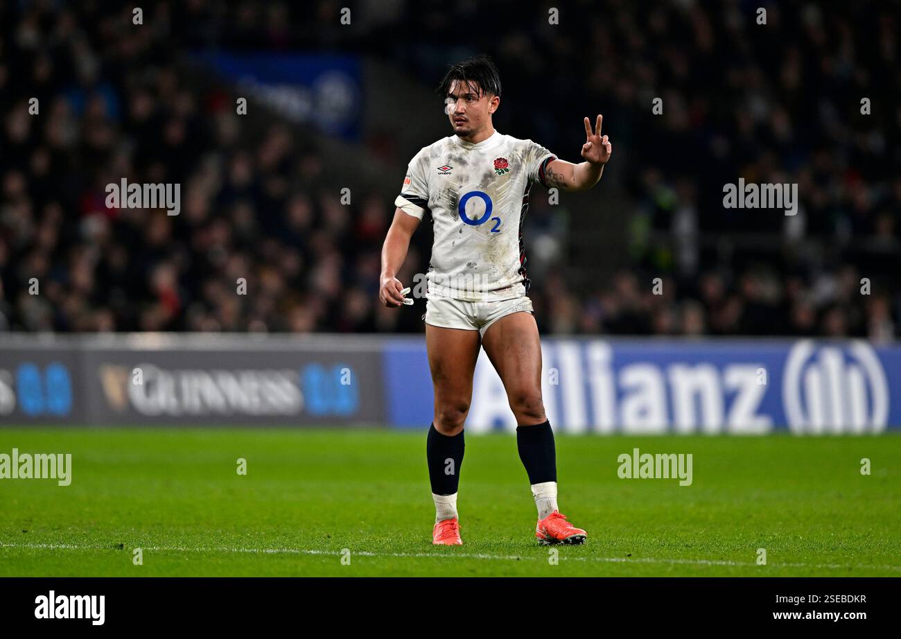 Twickenham, Royaume-Uni. 08th Feb, 2025. Guinness homme 6 Nations. Angleterre V France. Allianz Stadium. Twickenham. Marcus Smith (Angleterre) lors du match de rugby Angleterre V France Guinness Mens 6 Nations. Crédit : Sport in Pictures/Alamy Live News Banque D'Images