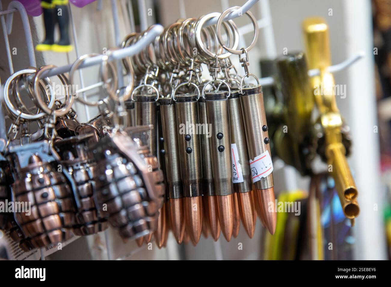 Moscou, Russie. 8 février 2025. Les souvenirs sous forme de munitions sont vendus dans une boutique de souvenirs sur la place Rouge dans le centre-ville de Moscou, Rusisa Banque D'Images