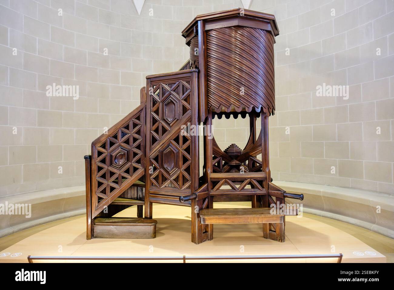 1898 chaire mobile en bois de la crypte de la Sagrada Familia. Plate-forme surélevée à partir de laquelle prêcher conçu par Antoni Gaudi, Barcelone, Espagne. Banque D'Images