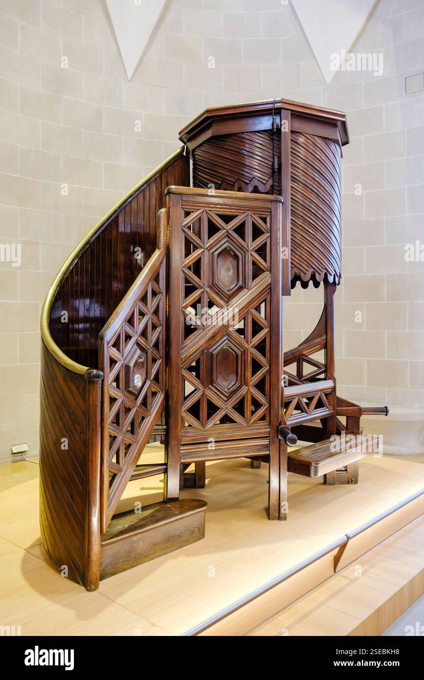 1898 chaire mobile en bois de la crypte de la Sagrada Familia. Plate-forme surélevée à partir de laquelle prêcher conçu par Antoni Gaudi, Barcelone, Espagne. Banque D'Images