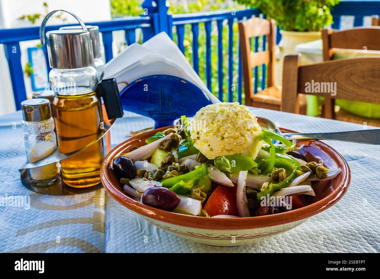Assiette de salade grecque servie avec du fromage feta de chèvre traditionnel sur la table de la taverne dans le village de Kastro, île de Sifnos, Grèce Banque D'Images
