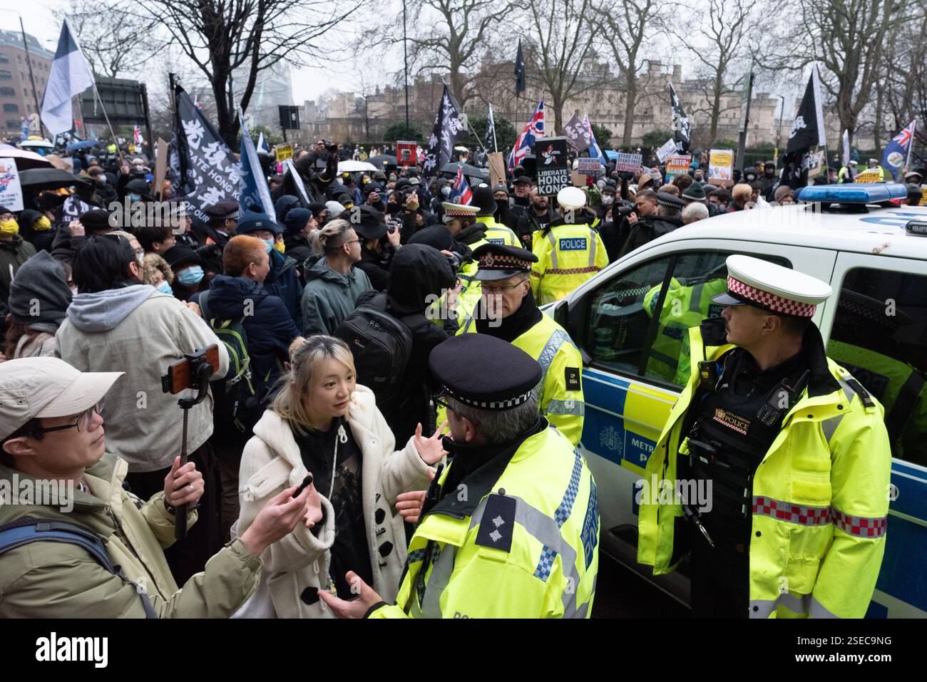 Londres, Royaume-Uni. 8 février 2025. La police tente de contrôler les foules alors que des milliers de militants des droits humains, y compris de nombreux membres de la diaspora de Hong Kong, manifestent sur le site proposé d'une ambassade chinoise dans l'ancienne monnaie royale du quartier financier de Londres, suscitant des craintes sur la sécurité et l'espionnage. Tower Hamlets Council a rejeté à deux reprises les demandes de planification pour ce qui serait la plus grande ambassade de Chine en Europe, mais la demande a été appelée par le gouvernement et la décision finale revient à la ministre Angela Rayner. Crédit : Ron Fassbender/Alamy Live News Banque D'Images