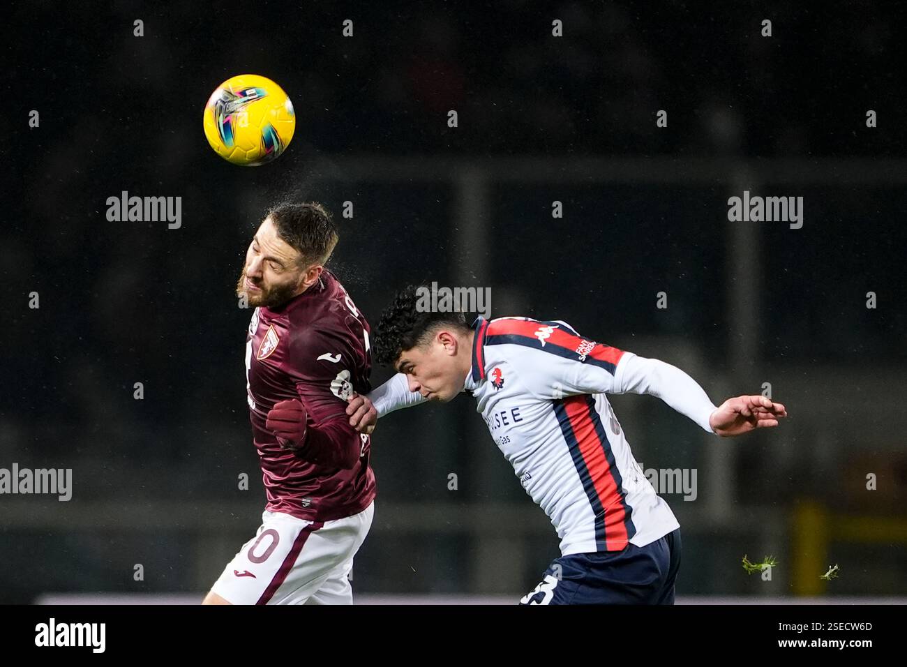 Torino, Italie. 08th Feb, 2025. Nikola Vlasic de Turin saute pour le ballon avec Alan Matturro de Gênes lors du match de Serie A entre le Torino FC et le Stadio Olimpico Grande Torino de Turin, dans le nord-ouest de l'Italie - 8 février 2025. Sport - Football EXCLUSIF TORINO FC (photo de Fabio Ferrari/LaPresse) crédit : LaPresse/Alamy Live News Banque D'Images