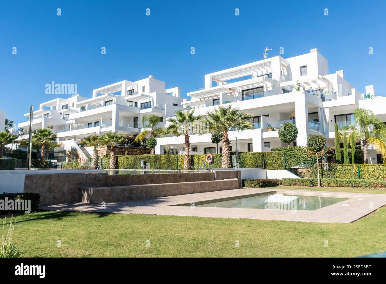 une image de complexe de maisons de vacances de luxe avec piscines privées et plusieurs appartements méditerranéens Banque D'Images