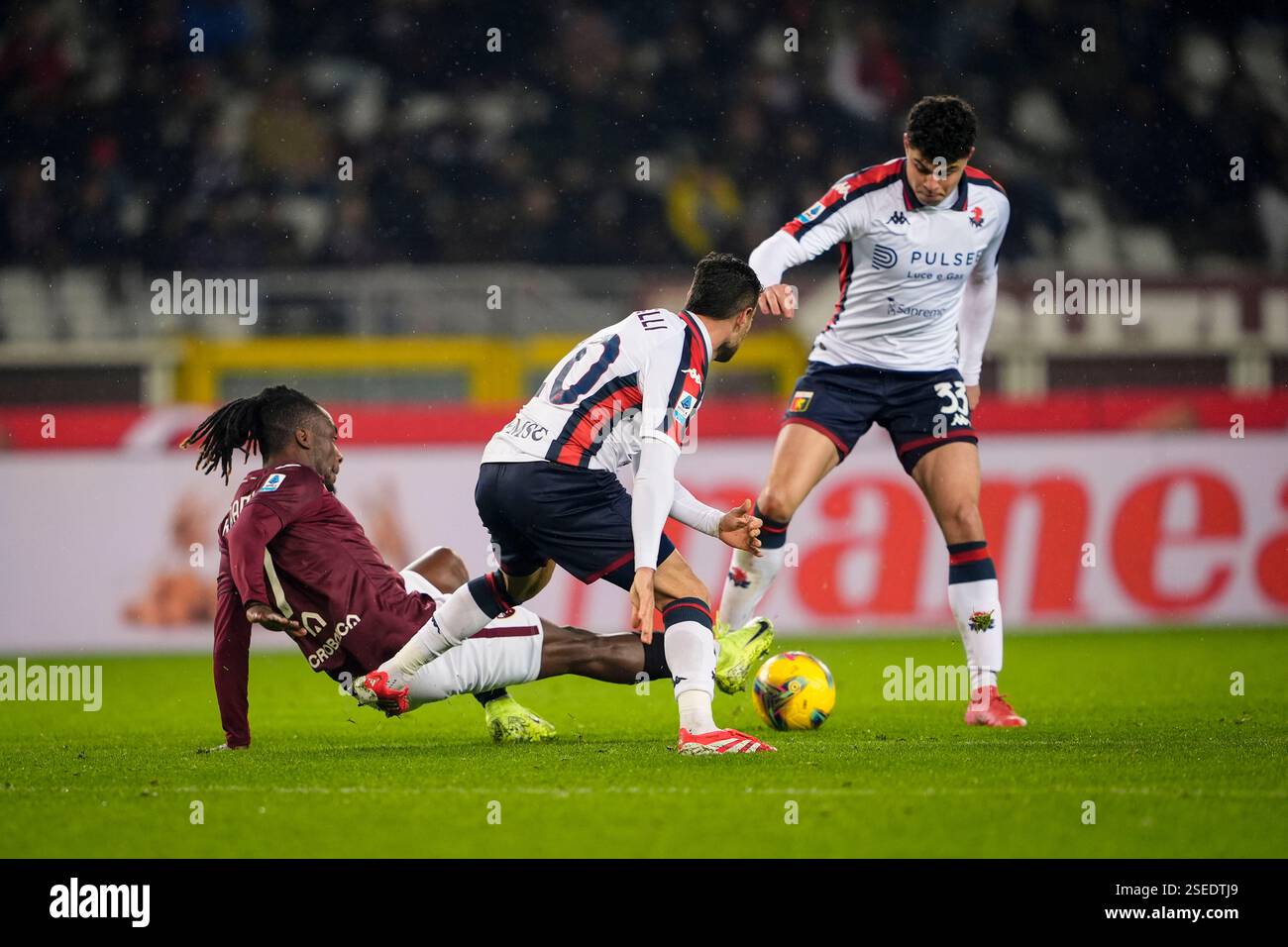 Torino, Italie. 08th Feb, 2025. Le Torino Yann Karamoh combat pour le ballon avec Alan Matturro de Gênes et Stefano Sabelli de Gênes lors du match de Serie A entre le Torino FC et le Gênes le Stadio Olimpico Grande Torino à Turin, dans le nord-ouest de l'Italie - 8 février 2025. Sport - Football EXCLUSIF TORINO FC (photo de Fabio Ferrari/LaPresse) crédit : LaPresse/Alamy Live News Banque D'Images