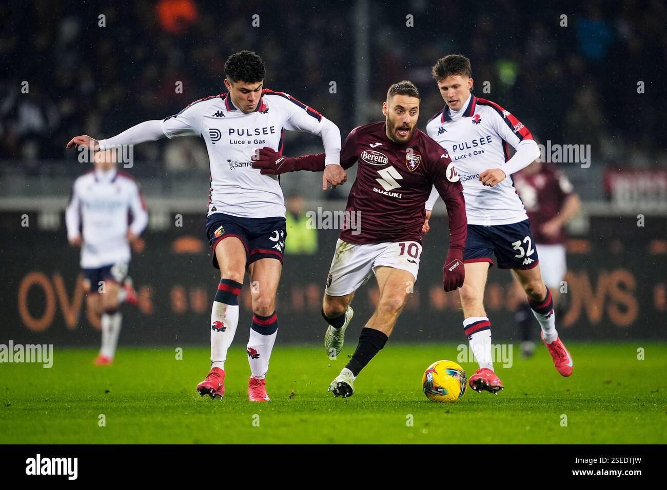 Torino, Italie. 08th Feb, 2025. Nikola Vlasic de Turin se bat pour le ballon avec Alan Matturro de Gênes et Morten Frendrup de Gênes lors du match de Serie A entre le Torino FC et le Stadio Olimpico Grande Torino de Gênes à Turin, dans le nord-ouest de l'Italie - 8 février 2025. Sport - Football EXCLUSIF TORINO FC (photo de Fabio Ferrari/LaPresse) crédit : LaPresse/Alamy Live News Banque D'Images