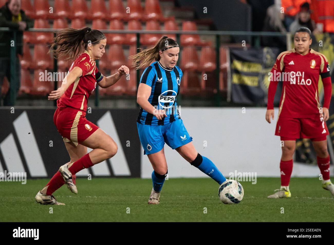 Liège, Belgique. 08th Feb, 2025. Liège, Belgique, 08 février 2025 : Davinia Vanmechelen (25 Club YLA) tire le ballon (action) lors du match de Super League du Lotto entre Standard Femina de Liège et ClubYLA au stade de Maurice Dufrasne à Liège, Belgique (Martin Pitsch/SPP) crédit : SPP Sport Press photo. /Alamy Live News Banque D'Images