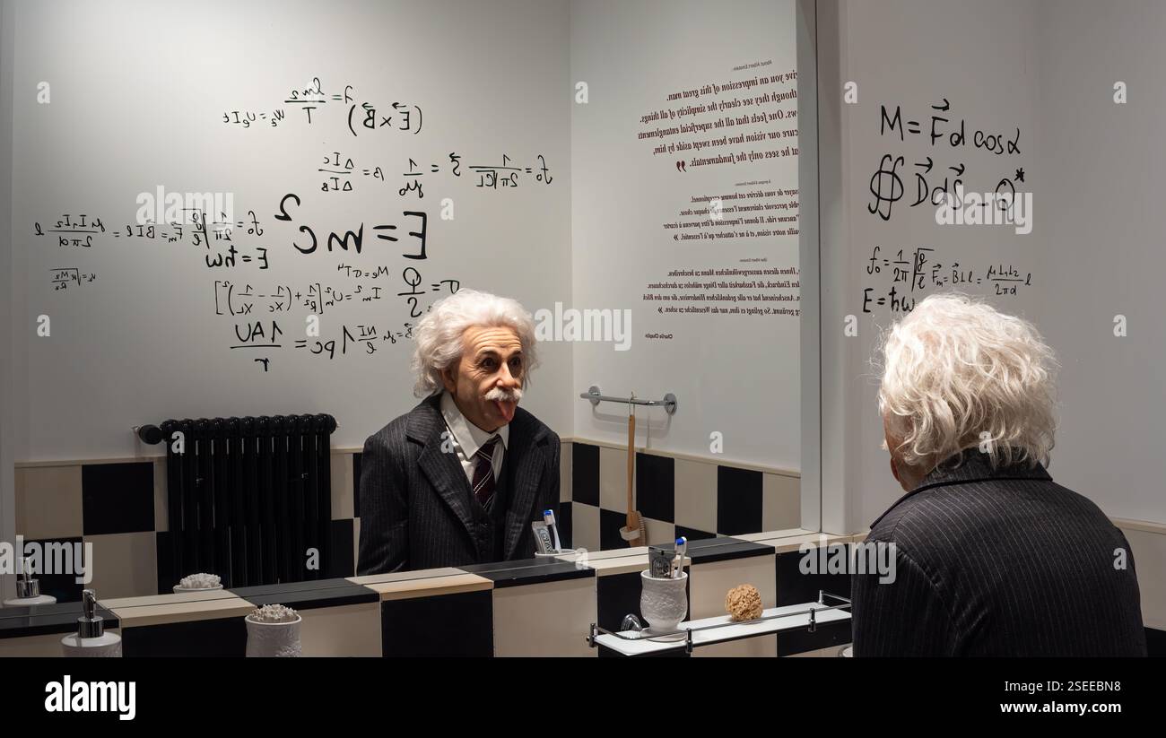 Vevey, Suisse - 2 janvier 2025 : figure de cire du scientifique de renommée mondiale, prix Nobel, créateur de la théorie de la relativité Albert Einstein dans Charlie Banque D'Images