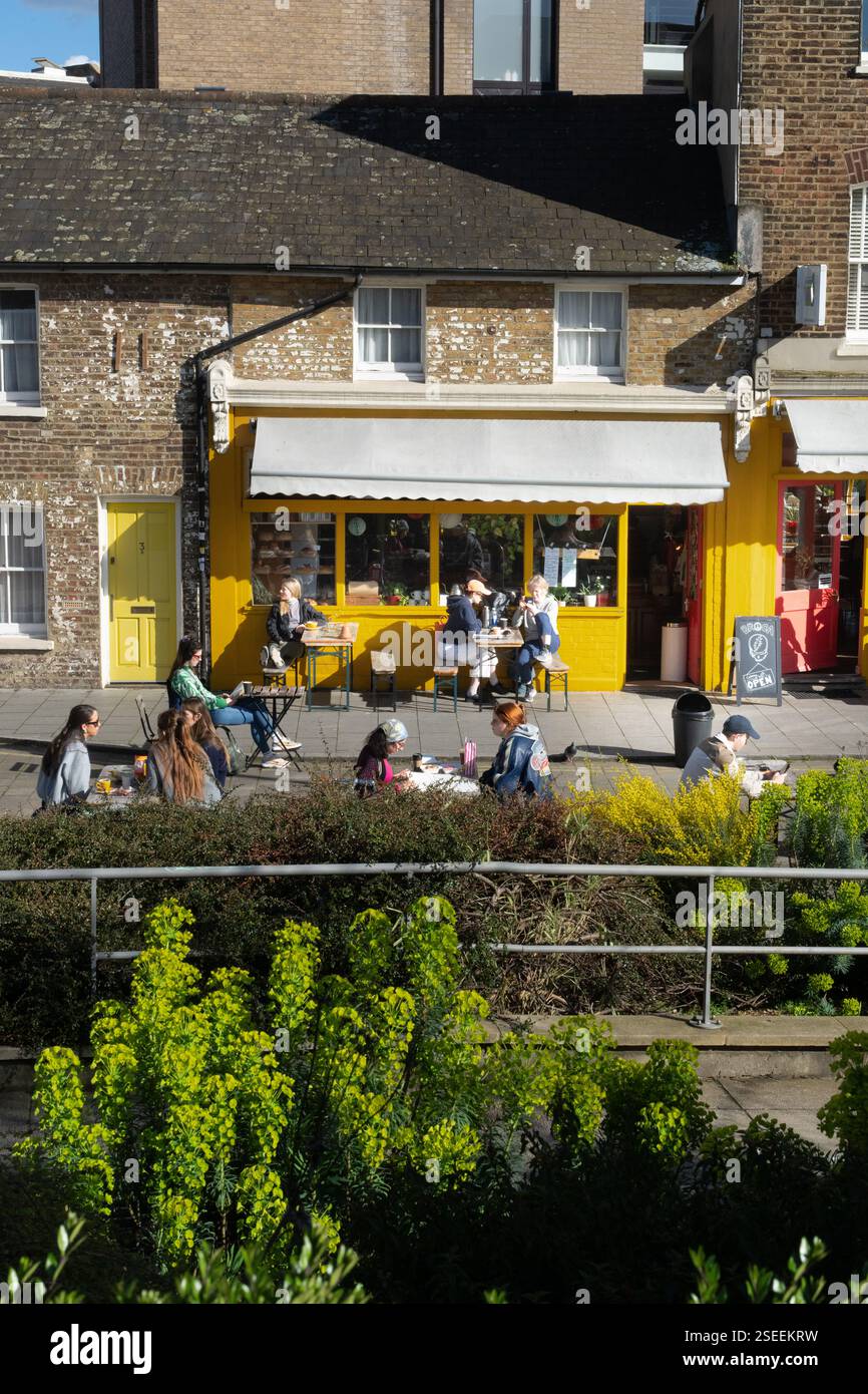 Les gens apprécient les places de café en plein air à Broca, un café à Brockley, Lewsiham Banque D'Images