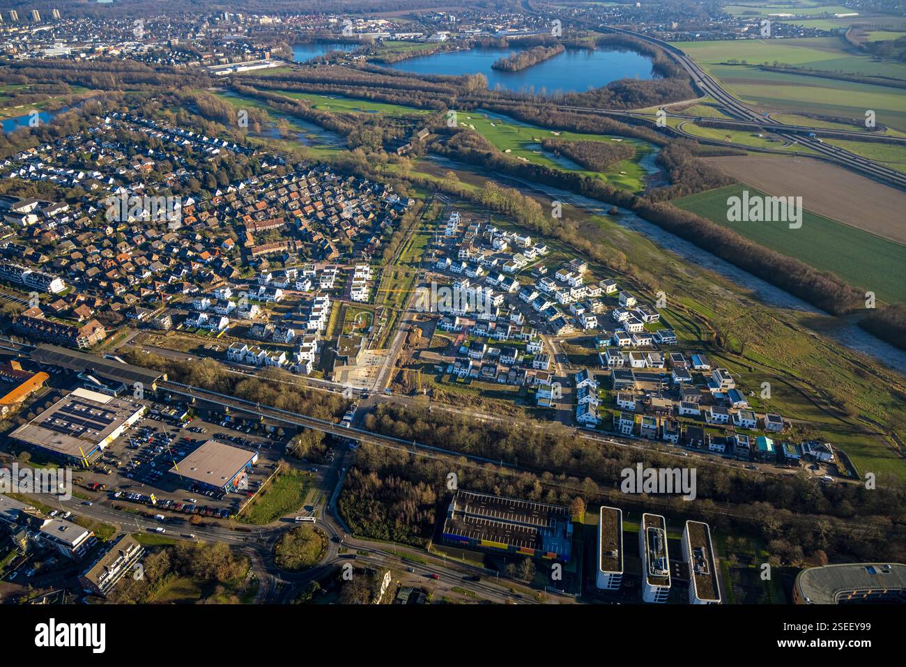 Vue aérienne, Angerbogen, zone résidentielle Alter Angerbach, nouvelle zone de développement, Huckingen, Duisburg, Ruhr, Rhénanie du Nord-Westphalie, Allemagne Banque D'Images