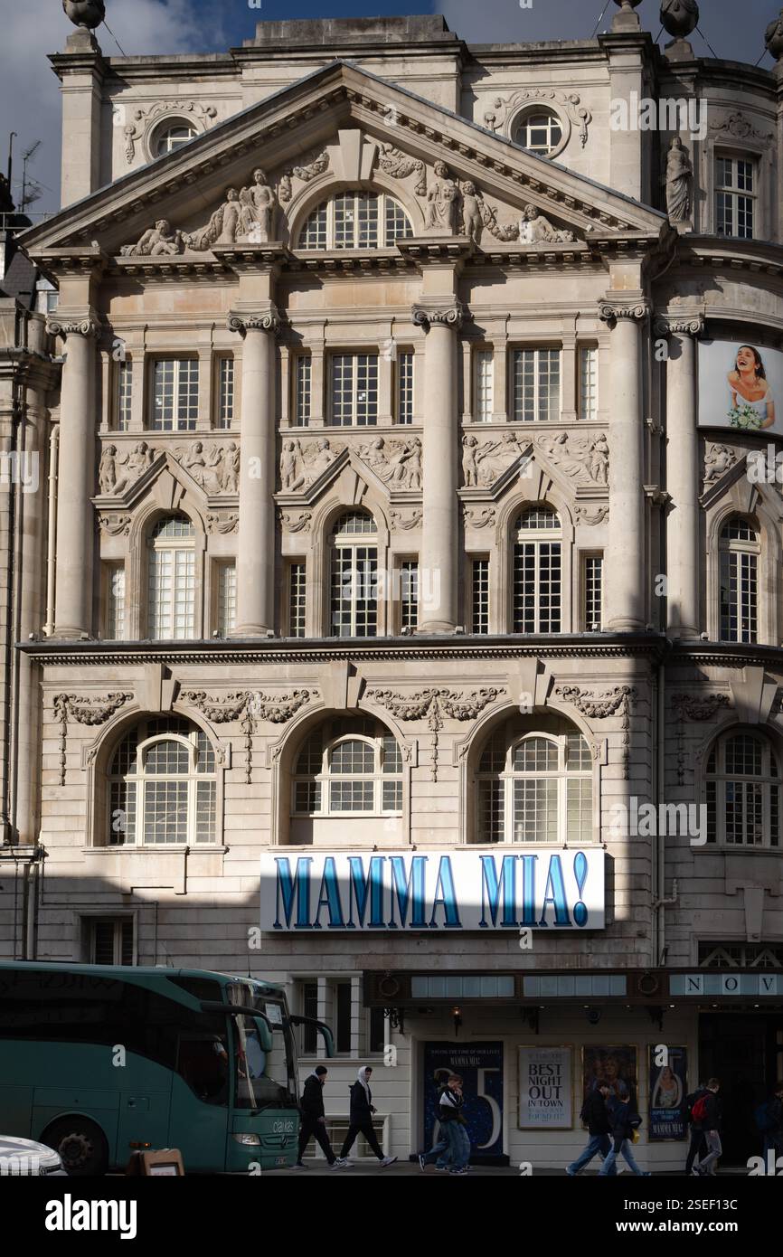 Mamma Mia ! Comédie musicale, Novello Theatre de Londres. Les gens à l'extérieur, bus touristique visible. Banque D'Images
