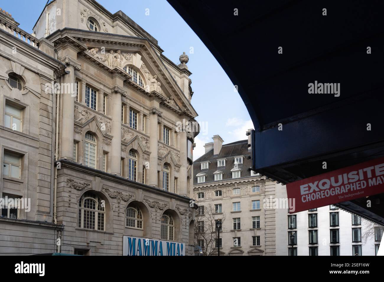 Le quartier des théâtres de Londres, en particulier le Prince Edward Theatre, met en vedette Mamma Mia! Et une chorégraphie exquise en mai. Banque D'Images