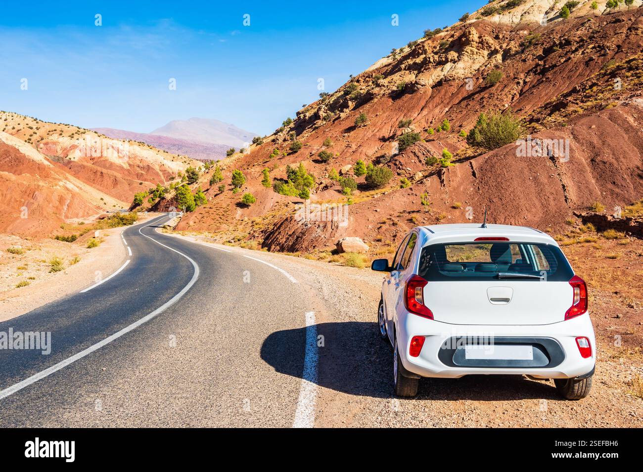 Parking de location de voiture près de la route asphaltée dans les montagnes de l'Atlas avec de hauts sommets et paysage désertique aride près du col de Tizi n'Tichka, Maroc, Afrique du Nord Banque D'Images Parking de location de voiture près de la route asphaltée dans les montagnes de l'Atlas avec de hauts sommets et paysage désertique aride près du col de Tizi n'Tichka, Maroc, Afrique du Nord Banque D'Images