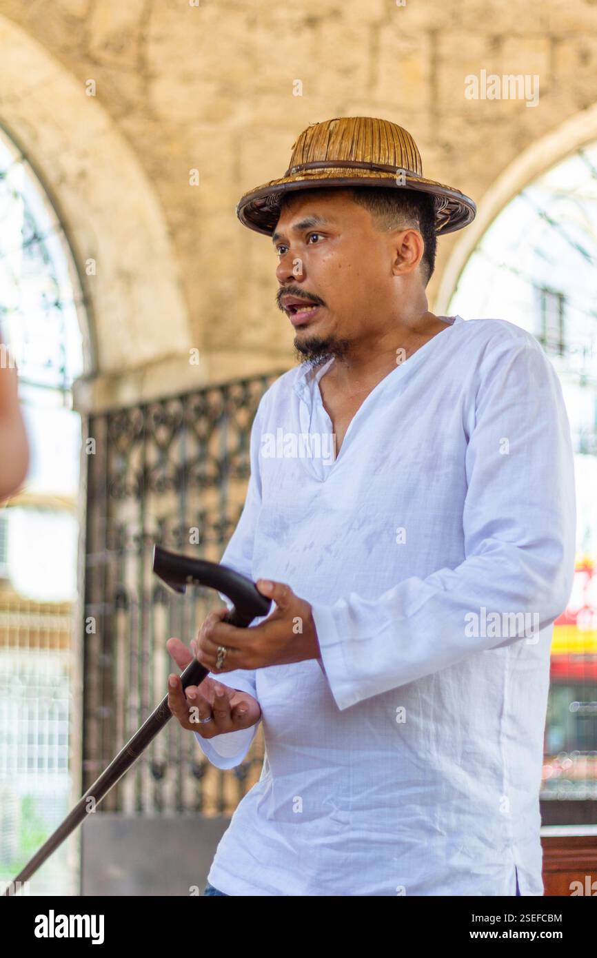 Ka Bino, guide touristique populaire menant des promenades historiques et patrimoniales à Cebu City Philippines Banque D'Images