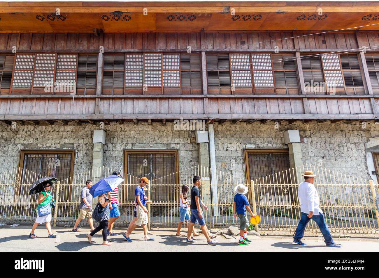 Ka Bino dirigeant un groupe de visiteurs sur Old Cebu Walks patrimoine et histoire tour à Cebu City Philippines Banque D'Images