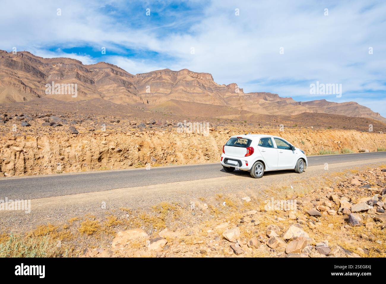 Location de voiture sur la route pittoresque dans le paysage de montagne désertique du Maroc près de la ville de Tazzarine, Afrique du Nord Banque D'Images Location de voiture sur la route pittoresque dans le paysage de montagne désertique du Maroc près de la ville de Tazzarine, Afrique du Nord Banque D'Images
