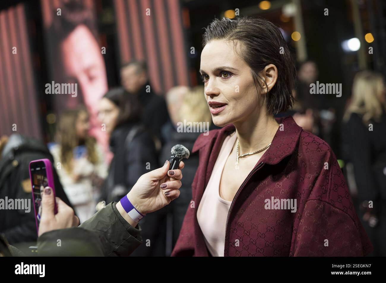 Emilia Schuele dans une interview à la première du film Wunderschoener au Zoo Palast de Berlin le 4 février 2025 Banque D'Images