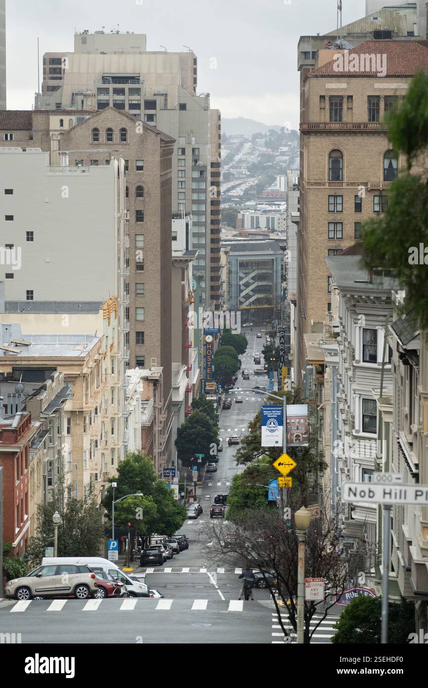 Scène de rue sur Nob Hill, San Francisco. Voitures et piétons dans une rue de la ville, regardant vers le bas d'un point de vue élevé. Banque D'Images