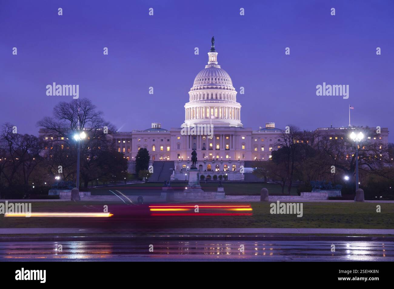 United States Congress House (Capitol) la nuit avec des stries lumineuses de voitures, Washington, USA, Amérique du Nord Banque D'Images