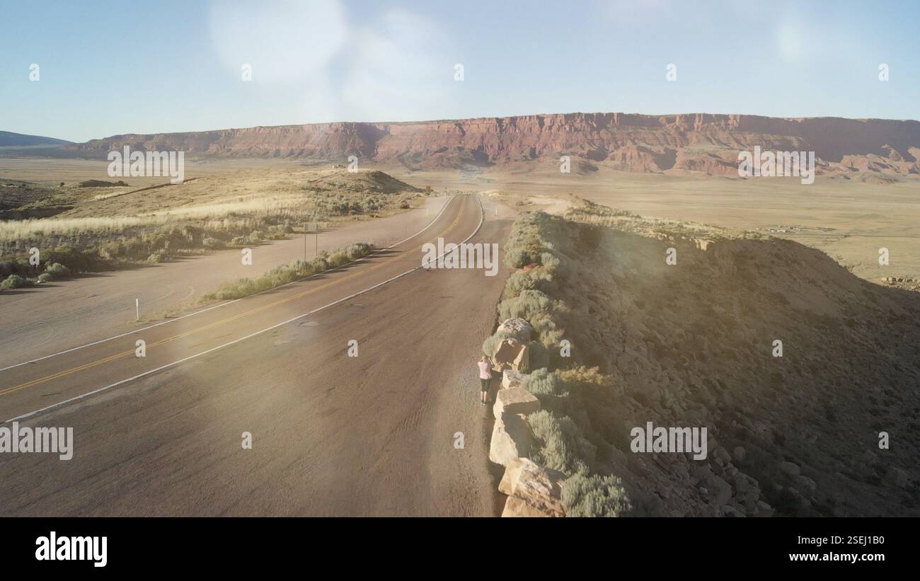 Vue aérienne des montagnes du canyon et de la route, perspective de drone Banque D'Images