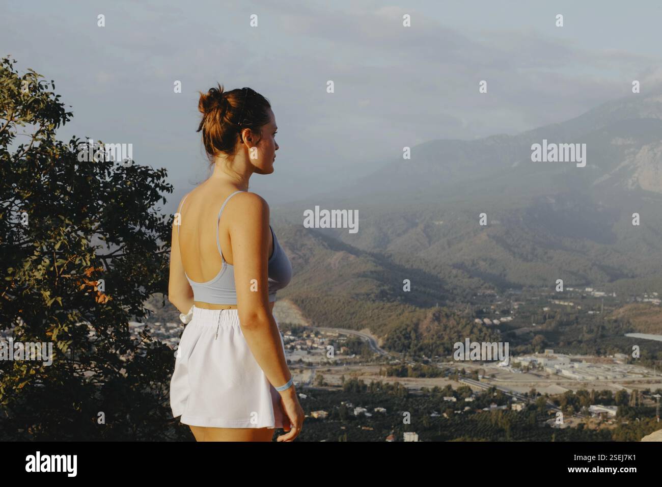 Femme debout et regardant le paysage de montagne, capturant un moment paisible et contemplatif Banque D'Images